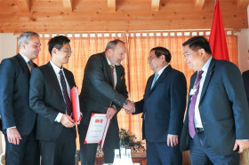 越南政府总理范明政会见多家大型企业领导人