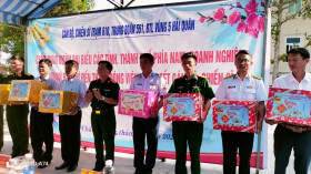 平阳省代表团探望土珠岛干部战士和人民并致以新春祝福