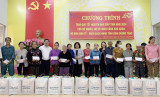 Ban Kinh tế - Ngân sách HĐND tỉnh Bình Dương tặng quà gia đình khó khăn huyện Bắc Tân Uyên