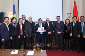 越南政府总理范明政会见罗越友好协会和友好社团代表