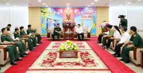 第七军区司令部工作团向平阳省祝贺新年