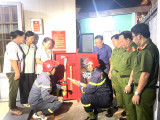 Ra mắt tổ liên gia an toàn PCCC, tặng 250 bình chữa cháy cho người dân