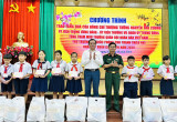 Trao quà tết của Thượng tướng Nguyễn Tân Cương cho thanh thiếu nhi khó khăn tỉnh Bình Dương