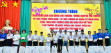 Giving Tet gifts from Senior Lieutenant General Nguyen Tan Cuong to disadvantaged children