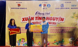 Câu lạc bộ tiếng Anh vì cộng đồng tỉnh Bình Dương tặng quà cho thiếu nhi tỉnh Đắk Lắk