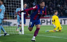 Tân binh 18 tuổi cứu Barca