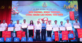 More than 500 workers receive gifts at "Tet Reunion - Spring Sharing" program