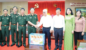 阮新疆上将在平阳省展开慰问拜年活动