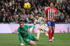 Real rơi chiến thắng trước Atletico ở phút bù