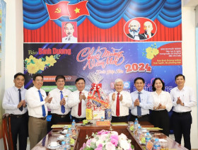 省领导干部团给一些机关、单位拜年