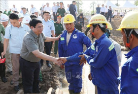 越南政府总理范明政视察南部地区重要交通项目