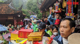 Du khách đội mưa khai hội chùa Hương