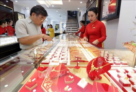 Gold price decreases on God of Wealth Day