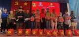 Hội Chữ thập đỏ phường Phú Cường, (Tp.Thủ Dầu Một): Trao 40 phần quà tết cho người bán vé số