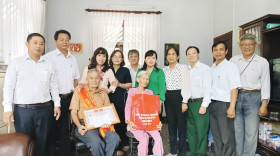 Leaders of Thuan An City visit and give gifts to 90-year-old people