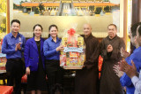 Lãnh đạo Tỉnh đoàn thăm, tặng quà Chùa Hội Khánh, cộng đồng người Hoa