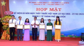 Tan Uyen Town holds meeting to celebrate Vietnamese Doctors' Day