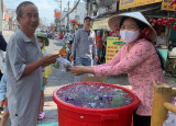 Hội LHPN TP.Thuận An: Tặng gần 5.000 phần quà cho người dân tham gia lễ rước cộ Bà
