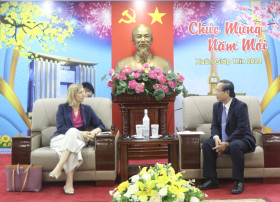 平阳省人民委员会领导会见美国驻胡志明市总领事