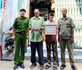 Khen thưởng nữ chủ tiệm tạp hóa ngăn chặn kịp thời kẻ gian trộm xe máy