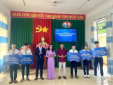 10 học sinh Trường THPT Chuyên Nguyễn Chí Thanh (Đắk Nông) nhận học bổng toàn phần từ Trường Đại học Quốc tế Miền Đông