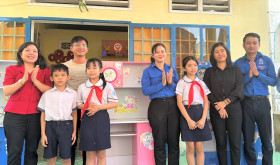 为困难学生颁发胡文缅奖学金
