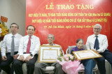 Awarding 75, 45-year Party membership badges to poet Le Giang, 45-year Party membership badges to musician Lu Nhat Vu