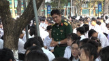 Tư vấn, tuyên truyền tuyển sinh quân sự tại Trường THPT Chuyên Hùng Vương