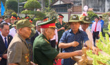 Offering incense to mark the 76th anniversary of the victory of Ba Kien bridge watchtower