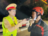 Nữ cảnh sát giao thông ra quân xử lý vi phạm nồng độ cồn