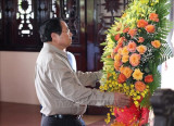 越南政府总理范明政上香缅怀已故部长会议主席范雄和政府总理武文杰