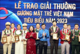 国家代出席武氏映春出席2023年越南优秀青年奖颁奖仪式