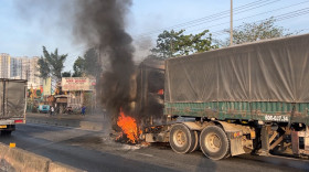 Cảnh sát xịt bọt Foam chữa cháy xe container trên Quốc lộ 1