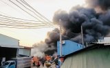 Đã khống chế đám cháy tại nhà xưởng chứa vải sợi