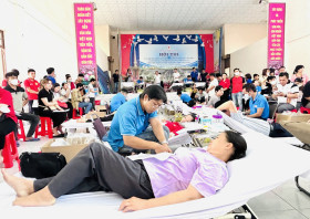 平阳省土龙木市：众多志愿者无偿献血