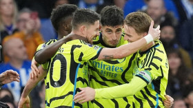 Arsenal lên đỉnh bảng Ngoại hạng Anh