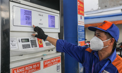 Giá xăng giảm 68 đồng/lít, giá dầu tăng mạnh