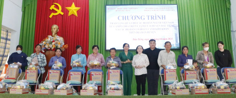 Tặng quà cho gia đình người Việt Nam từ Campuchia trở về sinh sống ở huyện Dầu Tiếng