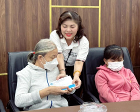 宜安市向女盲人赠送礼物