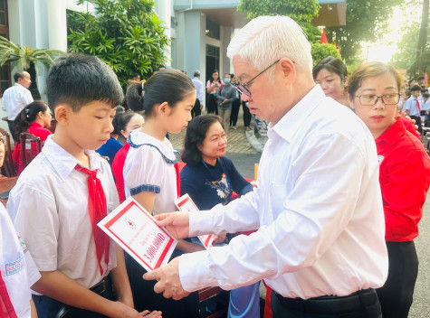 Hội Chữ thập đỏ tỉnh trao tặng học bổng cho học sinh khó khăn trên địa bàn TP.Thủ Dầu Một