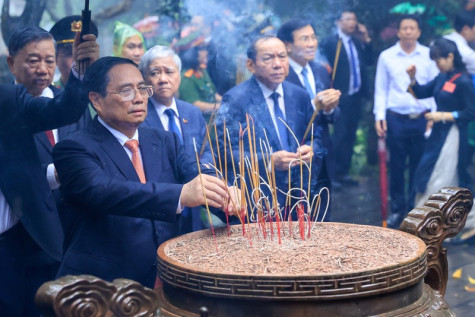 越南政府总理范明正出席雄王祭祖仪式