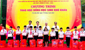 Provincial Red Cross awards scholarships to disadvantaged students in Thu Dau Mot City