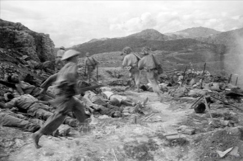 Ngày 20-4-1954 quân ta đánh bại nhiều đợt phản kích, chuẩn bị trận địa đánh chiếm sân bay Mường Thanh và đồi A1