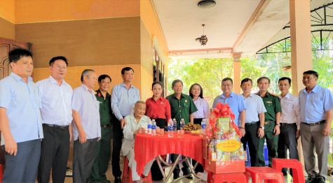 Đoàn công tác tỉnh thăm, tặng quà chiến sĩ tham gia chiến dịch Điện Biên Phủ