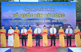 HCM City photo exhibitions celebrate national reunification, May Day