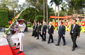 省领导在省烈士陵园敬香缅怀英烈