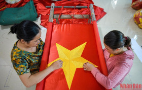 慈云村村民通过缝制国旗体现爱国情怀