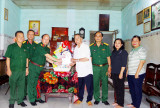 Binh Duong provincial Military HQ makes gift visits to officers attending in Thu Dau Mot liberation
