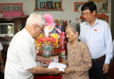 Provincial NA deputy delegation pays visit to heroic Vietnamese mother in Tan Uyen city’s Thanh Hoi commune