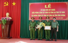 Outstanding collectives, individuals in  investigating gold shop robbery honored